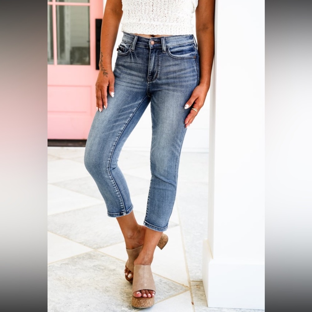 Judy blue mid rise Capri fit denim